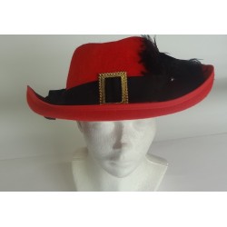 červený klobouk s peřím