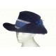 klobouky s modrým pérem