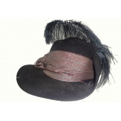 klobouk s peřím
